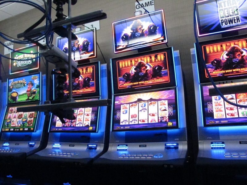 What is the difference between online slots and traditional slots?